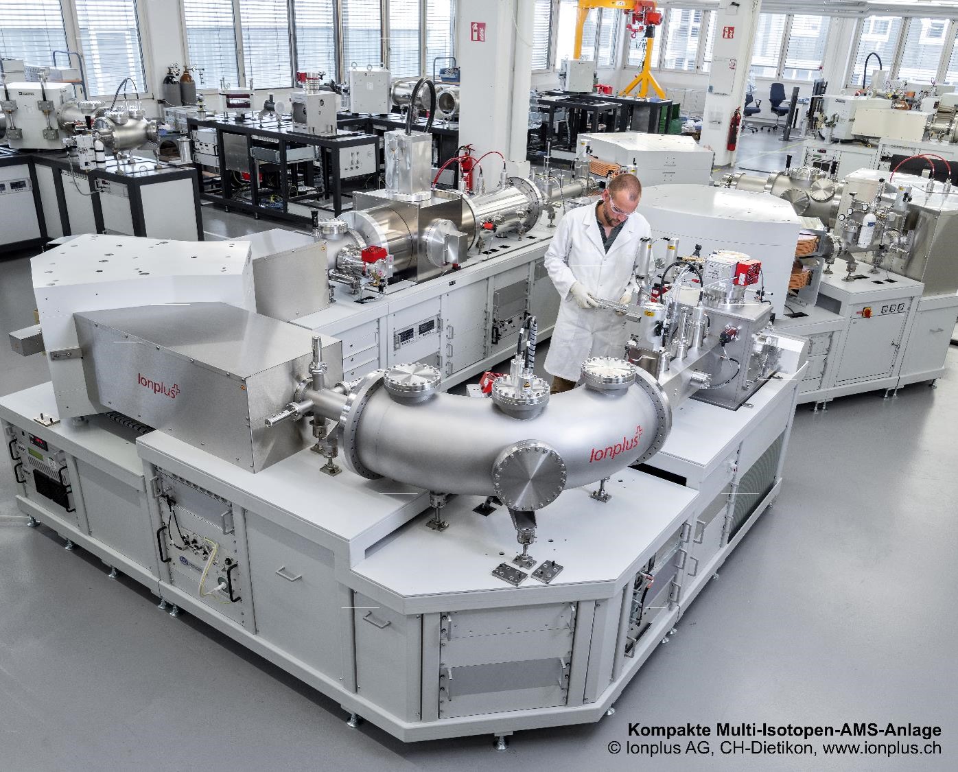 Kompaktes Multi-Isotopen-Beschleuniger-Massenspektrometer (MILEA) der Firma Ionplus AG 